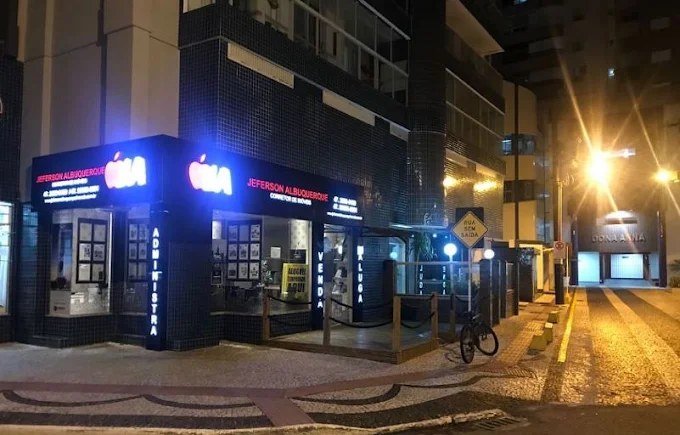 Fachada da Imobiliária Jeferson Albuquerque à noite, no Centro de Balneário Camboriú